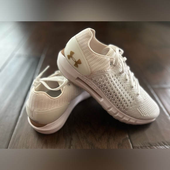 NWT Under Armour Women's Shoes UA Hovr Sonic NC White Gold Size 7 - Picture 1 of 3